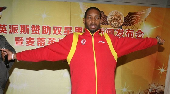 NEROZLETL SE. Tracy McGrady v dresu ching-tao Eagles ohromoval svými smei,