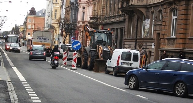 Havárie po celé tvrtení dopoledne komplikovala dopravu na velmi frekventované...