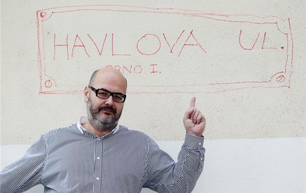 Vladimír Morávek z Divadla Husa na provázku se sna�í Havlovu uli�ku zapsat na...