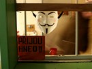 Ve vrátnici ubytovny se objevila maska Anonymous.