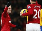 Wayne Rooney z Manchesteru United (vlevo) se raduje s Robinem van Persiem z