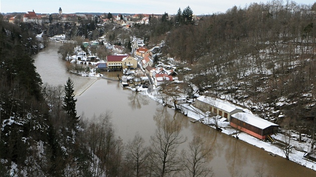 Tajc snh a dt zdvihly t hladinu Lunice v Bechyni (31. ledna 2013)