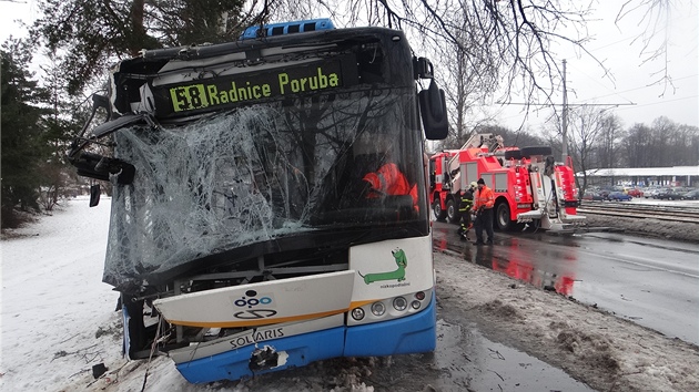 Nehoda autobusu v Ostrav-Martinov. Po kolapsu idie narazil do stromu. (30. ledna 2013)