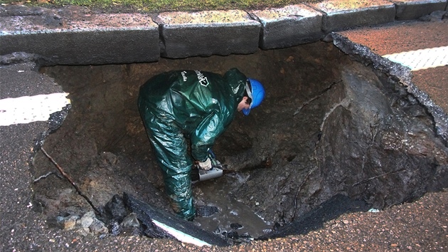 Pracovnk vodren pi oprav havrie na Olomouck ulici v Opav. (31. ledna 2013)