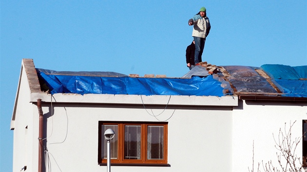 Vítr strhl střechu domu v královéhradecké čtvrti Kukleny (31. 1. 2013)