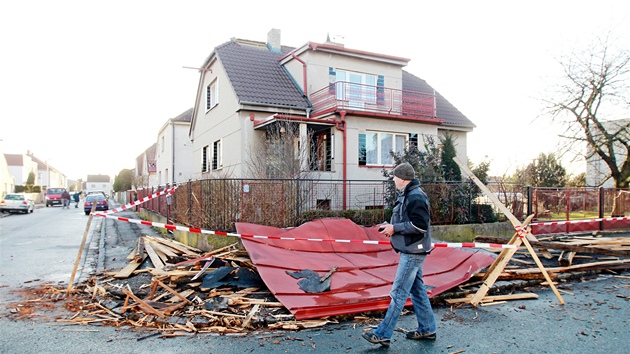 Vítr strhl střechu domu v královéhradecké čtvrti Kukleny(31. 1. 2013)
