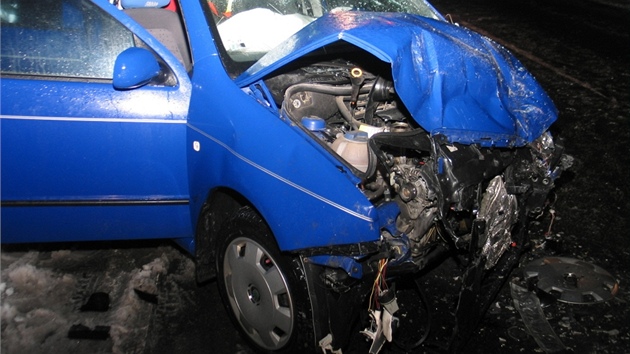 Dopravn nehoda na umpersku si v ter 29. ledna vydala tk zrann t lid. Na snmku znien fabia, jej idi narazil do protijedoucho vozu Audi, kter se po smyku dostal do jeho pruhu.