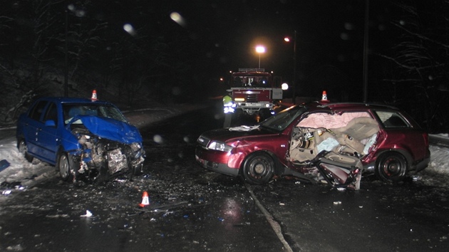 Dopravní nehoda na Šumpersku si v úterý 29. ledna vyžádala těžká zranění tří lidí. Červený vůz na snímku je zničené audi, které se po smyku dostalo do druhého pruhu. Tady do něj narazila protijedoucí modrá fabia.