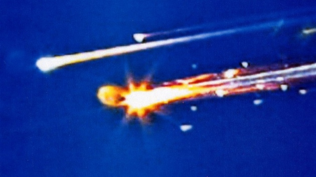 Raketoplán Columbia se rozpadl nad Texasem. Hrozivé záběry jsou z amatérského videa.