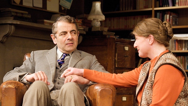 Rowan Atkinson a Felicity Montague v divadelní hře Quartermaine's Terms (Quartermaineovy podmínky)