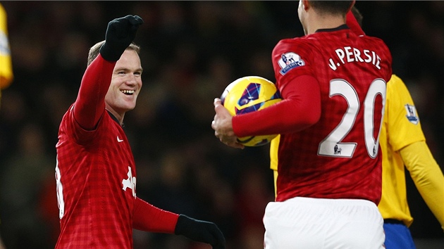Wayne Rooney z Manchesteru United (vlevo) se raduje s Robinem van Persiem z glu proti Southamptonu,