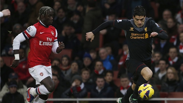 Bacary Sagna (vlevo) z Arsenalu se chyst k obran Luise Suareze z Liverpoolu.