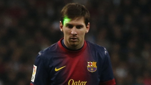 Lionel Messi z Barcelony coby ter laserovho paprsku. Takto se argentinskho stelce pokou rozptlit fanouci Realu Madrid.