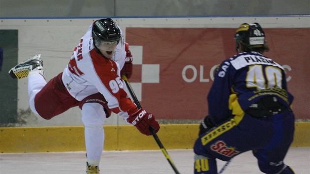 Olomouck hokejista Matj Pekr (vlevo) stl na umperskou branku.