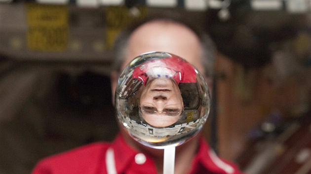 Astronaut Kevin Ford, kter podil snmek non Prahy, sleduje vodn bublinu plujc ve stavu bezte v modulu Unity v Mezinrodn vesmrn stanici. 