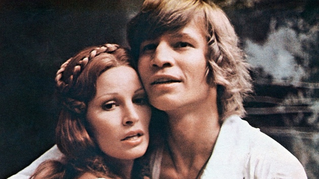 Raquel Welchov a Michael York ve filmu Ti muteri (1973)
