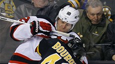 Chris Bourque z Bostonu narazil na mantinel pímo ped zraky divák Stevea