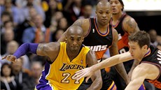 CHYTE HO. Obranou Phoenixu se ítí Kobe Bryant z LA Lakers. Akci zkouí