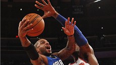 Jameer Nelson z Orlanda s otevenou pusou zakonuje, brání ho Amar'e Stoudemire...