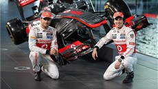 Jenson Button (vlevo) a Sergio Pérez pózují p�i p�edstavení monopostu MP4-28.