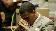 Chris Brown u soudu kvli zmlácení pítelkyn Rihanny (2009) 