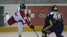 Olomoucký hokejista Matj Pekr (vlevo) stílí na umperskou branku.