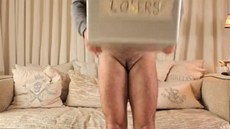 Robbie Williams si na konci videoklipu Losers ze sebe udělá legraci.