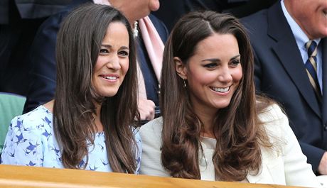 Pippa Middletonová (vlevo) a Kate, vévodkyn z Cambridge ve Wimbledonu.