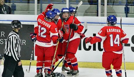 eské hokejistky slaví jeden z pti gól v duelu s Kazachstánem.