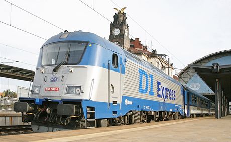 D1 Express eských drah vyjídí z praského hlavního nádraí. Cestu z Prahy do
