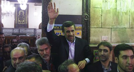 Mahmúd Ahmadíneád navtívil v Káhie slavnou meitu. Pohyboval se neustále v