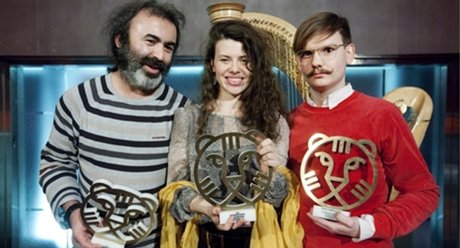 Mira Fornay, Daniel Hoesl a Mohammad Shirvani pebírají ceny na festivalu v