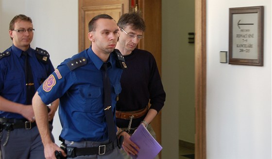 Krajský soud v Praze poslal na 14 let do vězení Jana Toboříka (vpravo), který...