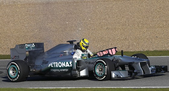Nico Rosberg na dráze v Jerezu vydrel jen 14 kol. Pak zaal jeho Mercedes