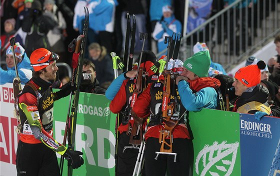 etí biatlonisté slaví bronz z domácího svtového ampionátu.