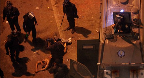 Brutální zásah policie proti jednomu z demonstrant protestující jet více