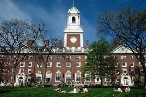 Studenti ped Eliot House na Harvardu.