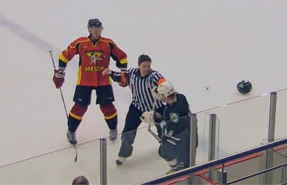 Sudí v nií ruské souti neudrel nervy poté, co ho hokejista srazil k zemi.