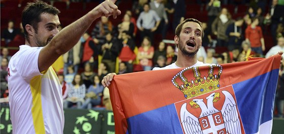 ZA VLAST. Srbtí tenisté Viktor Troicki (vpravo) a Nenad Zimonji slaví výhru...