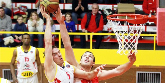 ZABODUJE? Pardubický basketbalista Luká Kotas (v bílém) se pokouí zakonit do