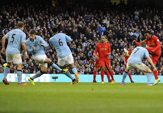 Liverpoolský útoník Daniel Sturridge stílí gól v loském utkání s Manchesterem City.