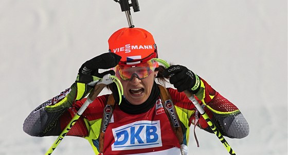 DOBOJOVÁNO. eská biatlonistka Veronika Vítková si v cíli sundává brýle.