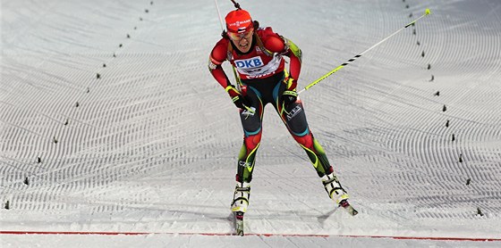 V CÍLI. Veronika Vítková protíná závrenou linii závodu en na biatlonovém