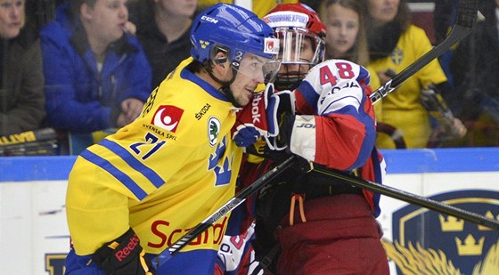 PETLAOVANÁ. véd Jimmie Ericsson (vlevo) svádí souboj s ruským hokejistou