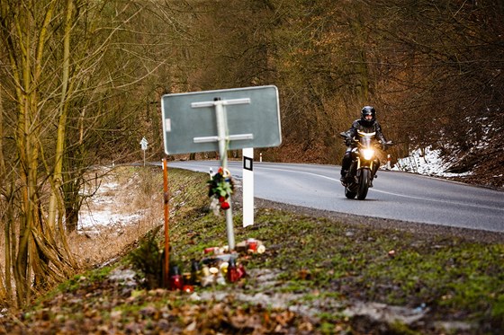 Cesta z Mlníka pes Libchov do Dubé je v sezon plná motorká.