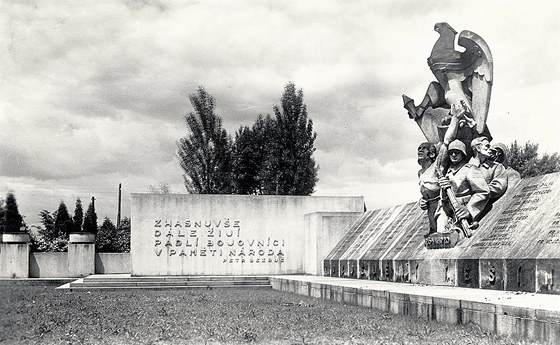 Původní podoba památníku v Orlové zničeného Poláky v roce 1938. Po 2. světové...