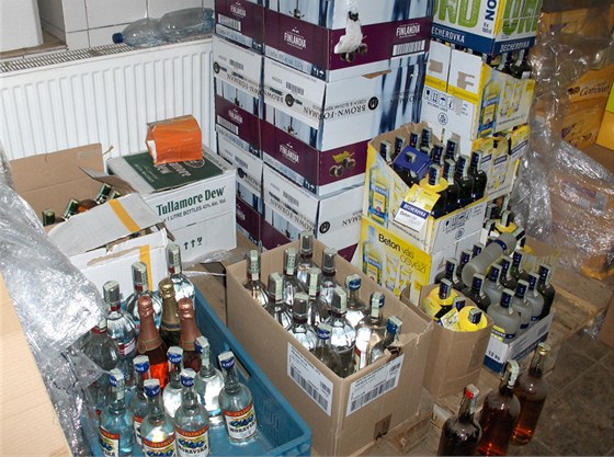 V nelegálním skladu byly i stovky lahví s etiketou Likérky Drak a dalích