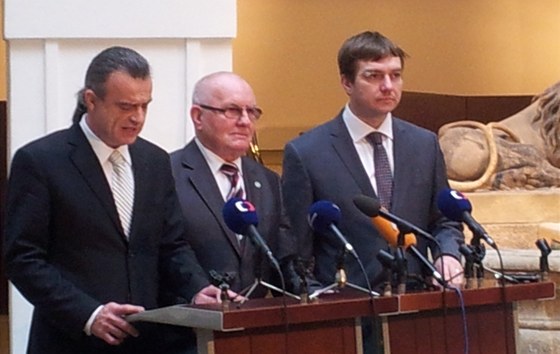 Poslanci Michal Babák a Otto Chaloupka z VV spolu se senátorem Pavlem Lebedou