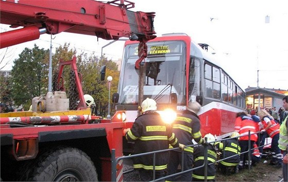 Stejn jako v listopadu roku 2009, kdy na brnnské Staré Osad uvázl pod koly tramvaje trnáctiletý chlapec, museli i tentokrát hasii tramvaj nadzvednout pomocí autojeábu.