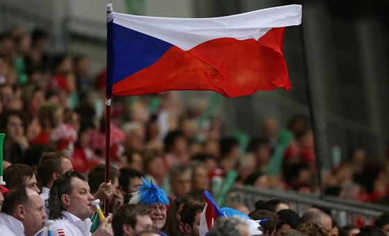 eská vlajka je v zahranií vidt hlavn na sportovních akcích. Poznají ji ale i cizinci? A jak eské republice íkají?